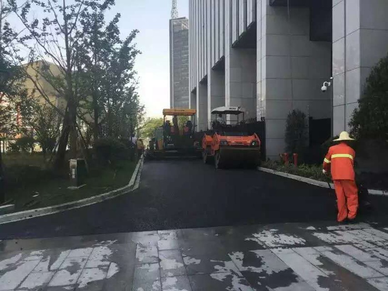 AC-13路面：G20杭州峰会会场内部道路沥青摊铺实例2.jpg