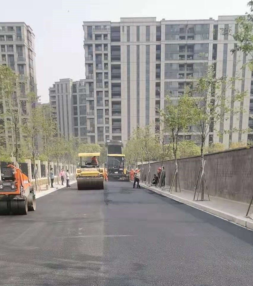 OGFC降噪排水路面：某楼盘周边道路降噪排水沥青摊铺实例1.jpg